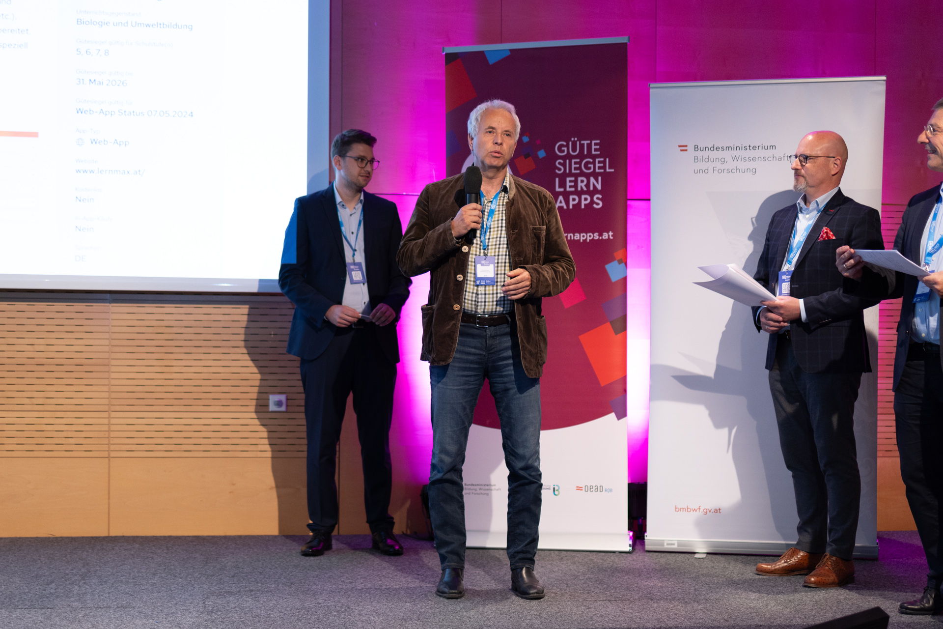Klaus Ronacher nimmt das Lern-Apps Gütesiegel für LernMax Biologie entgegen