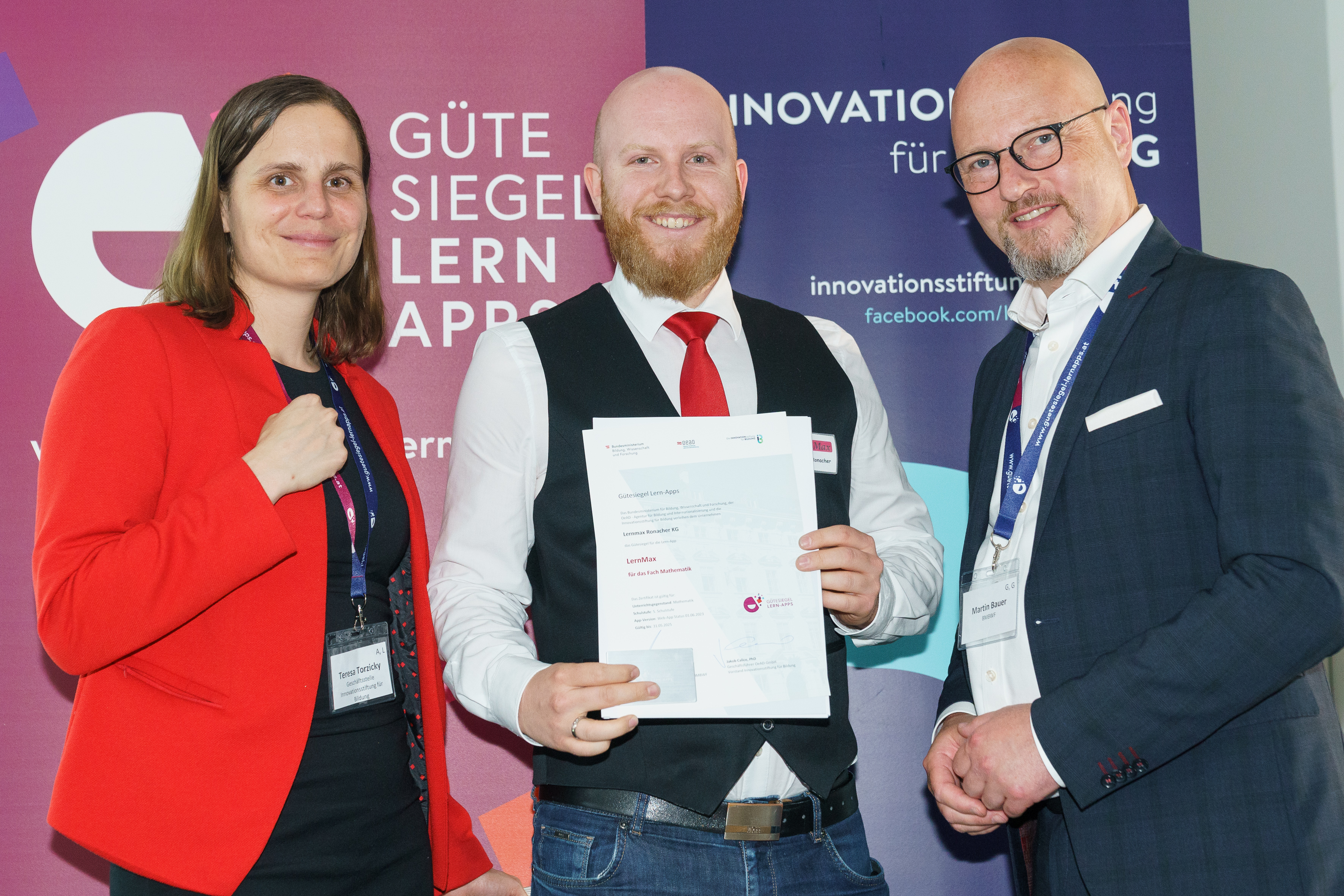 Julian Ronacher nimmt das Lern-Apps Gütesiegel für LernMax Mathematik entgegen