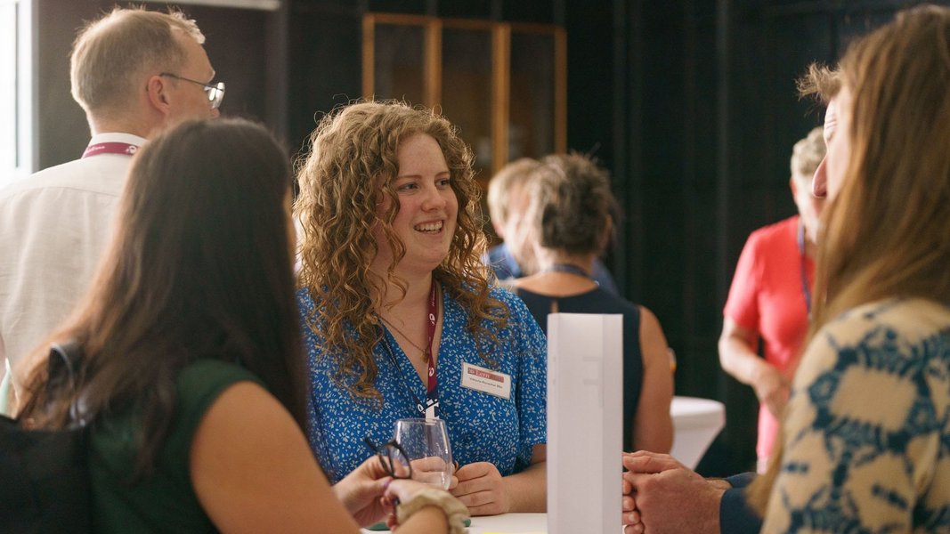 Viktoria Ronacher nimmt an der Lern-Apps-Tagung an interessanten Diskussionen Teil